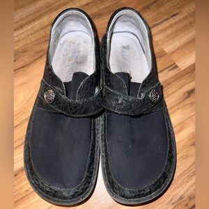 Alegria Size 37, Black Floral Pattern